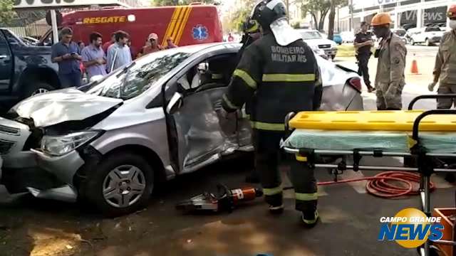 Acidente com carro da Capital deixa condutora ferida em Dourados