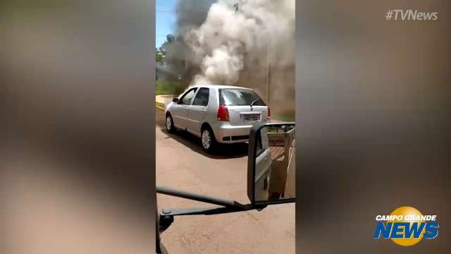 Palio pega fogo no Jardim Veraneio nesta tarde