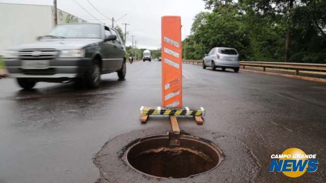 Além de buracos, bueiros abertos são risco para motoristas na Capital