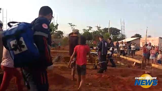 No bairro em que menina caiu em buraco, praça de lazer está parada há cinco anos