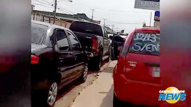 Lojas de carros ocupam espaço de pedestres na Bandeirantes