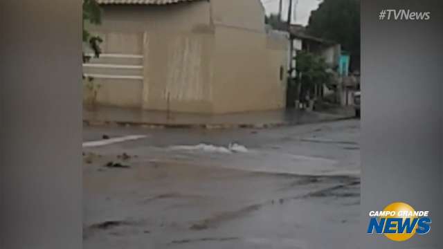 Moradora registra esgoto vazando após chuva no bairro Vila Almeida