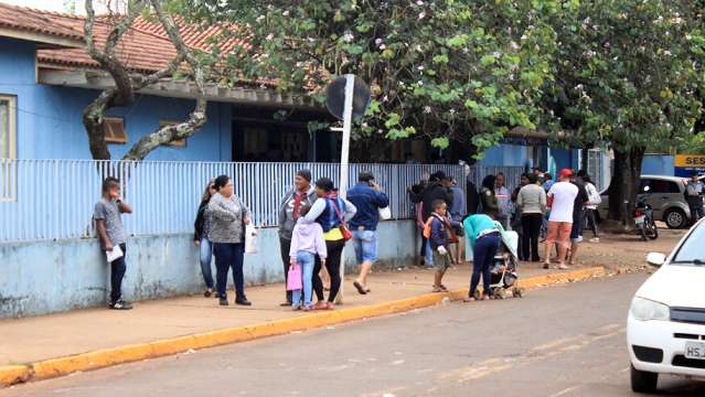 Nas Moreninhas, espera na fila por vacina contra a gripe já dura 3 horas