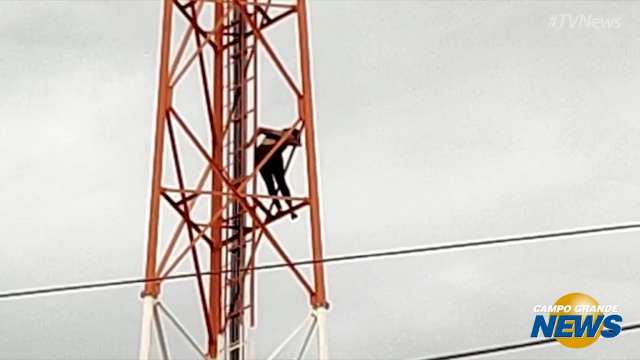 Mulher ameaça de jogar de torre de telefonia