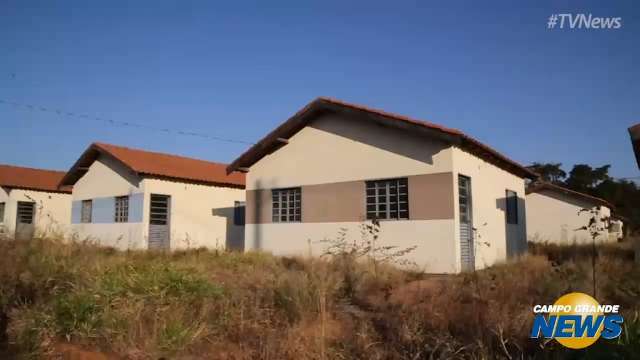 Enquanto mais de 40 mil esperam, residencial quase pronto é retrato do abandono