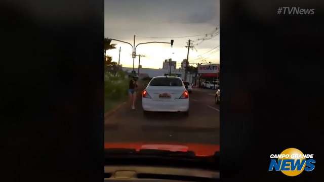 Mulher para em sinal vermelho e tem moto roubada