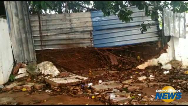 Leitor denuncia muro quebrado e sujeira em calçada de escola do Taquarussu