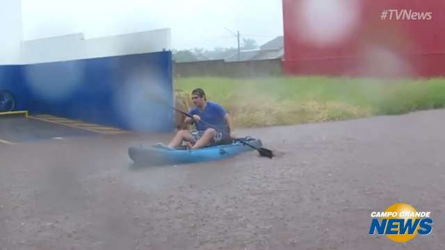 Morador de Nova Alvorada anda de caiaque durante chuva