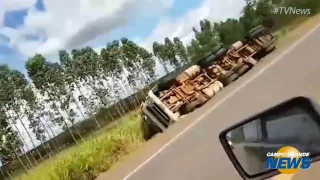 Carreta tomba na BR-163 entre Bandeirantes e Jaraguari