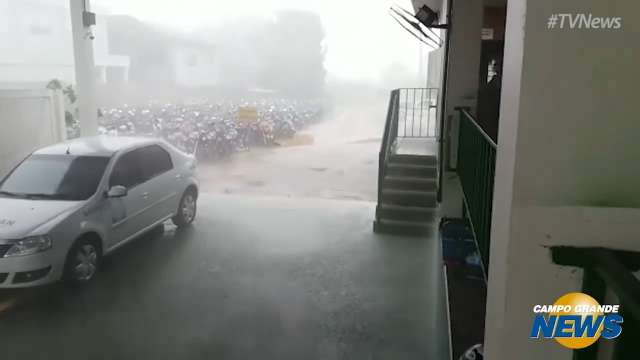 Chuva e ventania no Detran em Coxim