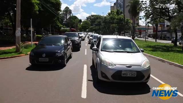 Motoristas de aplicativo fazem carreata pela suspensão de novas regras