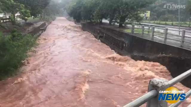 Chuva eleva nível de córrego na Avenida Fernando Corrêa da Costa