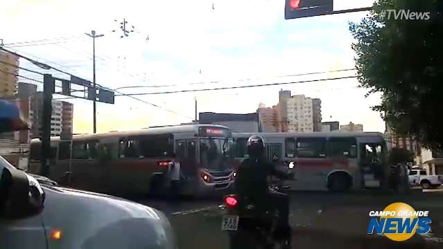 Colisão envolvendo ônibus tumultua trânsito na avenida Mato Grosso logo cedo