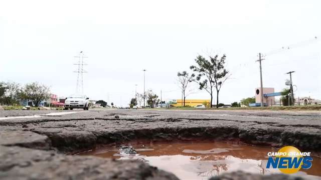 Buracos são a alegria dos borracheiros em Campo Grande