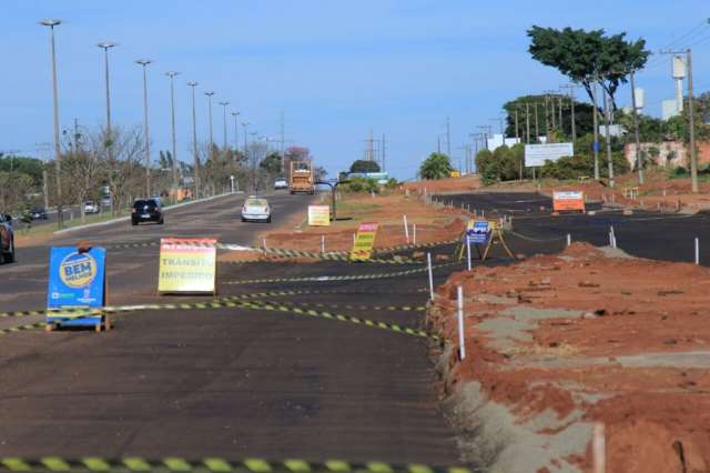 Promessa é começar a asfaltar nova pista hoje, mas pela manhã obra ia devagar