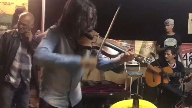 Músico se apresenta com violino em bar da Capital