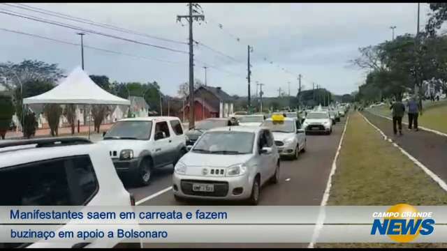 Manifestantes saem em carreata e fazem buzinaço em apoio a Bolsonaro