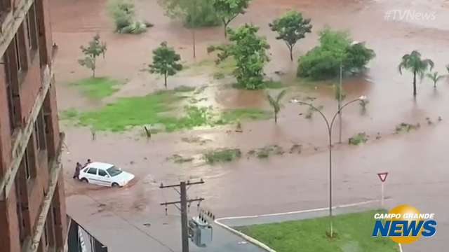 Córrego transborda outra vez e cobre rotatória na Rachid Neder