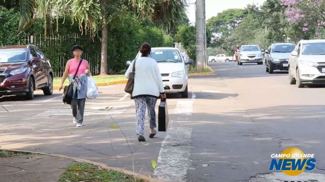 Em locais de grande movimento, lombadas e faixas fazem falta