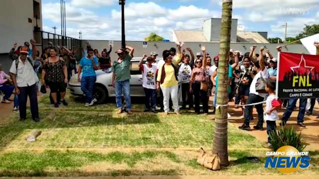 Trabalhadores rurais protestam no MPF em Dourados