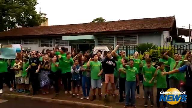 Grupo protesta contra fim do ensino médio em escola