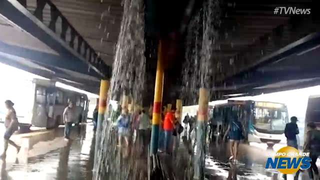 Buraco no teto fez terminal ficar alagado após chuva forte