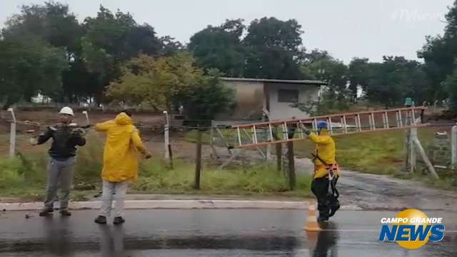 Equipes trabalham em meio à chuva em local onde motorista veículo derrubou poste