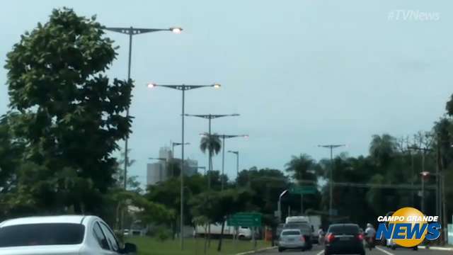 Leitor flagra lâmpadas acesas durante o dia em avenida da Capital