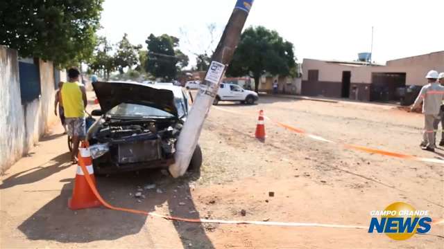 Carro atinge poste perto de escola, mas não atrapalha votação