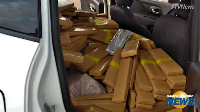 Carro preso pela PRF tinha cerca de 700 kg de maconha