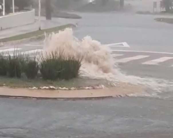 Bueiro estoura em rotatória do bairro Chácara Cachoeira