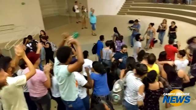 Na UEMS da Capital, 400 invadiram, mas só dez ficaram no prédio