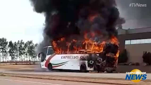 Ônibus pega fogo na BR-163