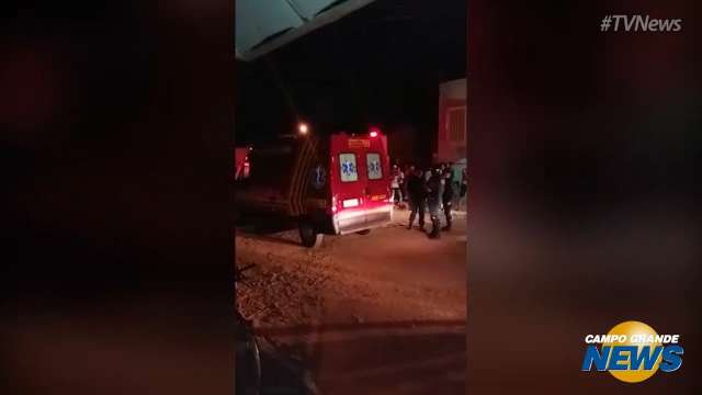 Movimentação da polícia e dos bombeiros no local da troca de tiros