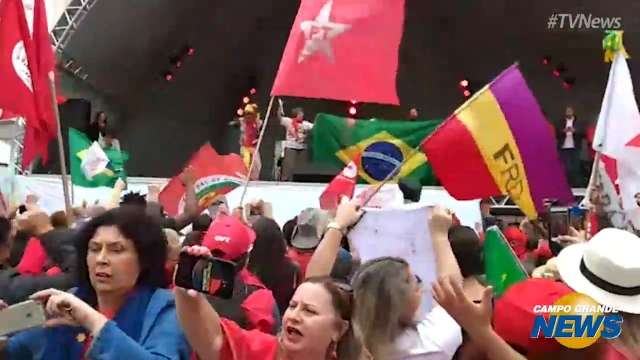 Manifestantes ocupam praça de Curitiba em apoio a Lula