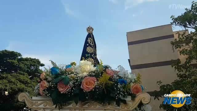 Católicos percorrem ruas em carreata homenageando Nossa Senhora Aparecida