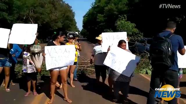 Com cartazes, moradores protestam contra despejo na BR-262