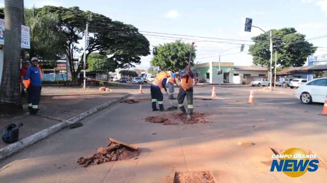 Prefeitura gasta R$ 6 milhões em tapa buraco, mas motoristas questionam serviço