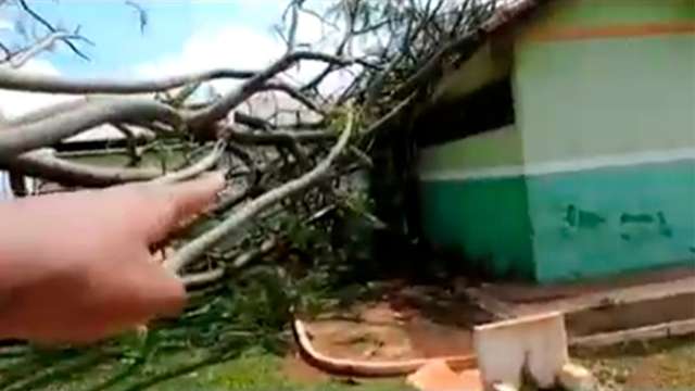 Chuva e ventos de 110,16 km/h causam estragos em Bandeirantes