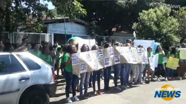 Alunos protestam contra o fechamento de escola estadual