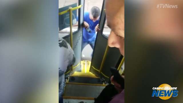 Porta de ônibus da linha 82 quebra e passageiros se atrasam para o trabalho