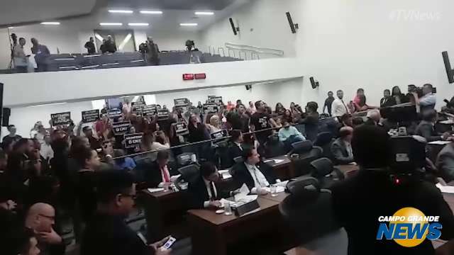 Servidores do Judiciário protestam contra aumento a juízes