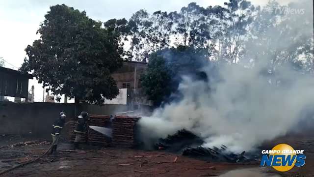 Fábrica de paletes é destruída após pegar fogo duas vezes em menos de 24h