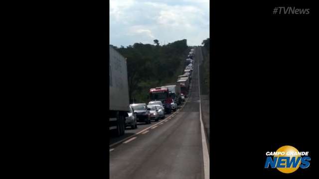 Remoção de carreta envolvida em acidente forma congestionamento em rodovia