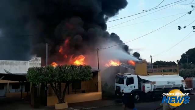 Moradores registram incêndio em depósito de Nova Andradina