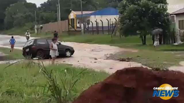 Rua fica alagada durante chuva em bairro de Anastácio