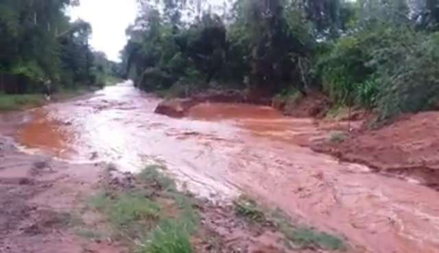 Estrada vira rio durante temporal na Chácara dos Poderes