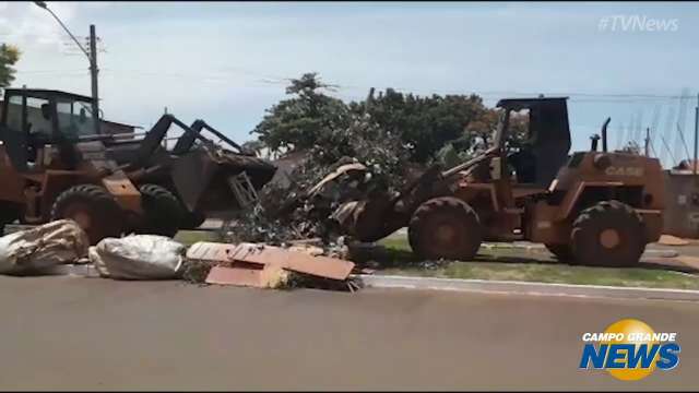 Prefeitura limpa canteiro onde descarte irregular acumulou lixo em avenida