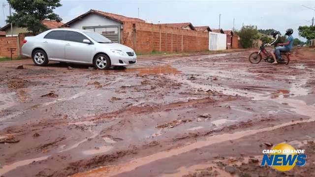 Nuvens de chuva tiram o sono em bairros sem asfalto