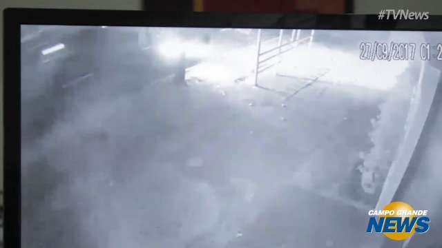 Vídeo mostra Honda City passando por restaurante e batendo em poste a frente